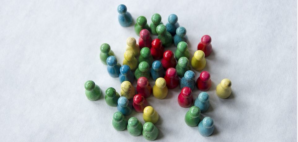Fiaspelspjäser i olika färger tillsammans i en grupp. Foto.